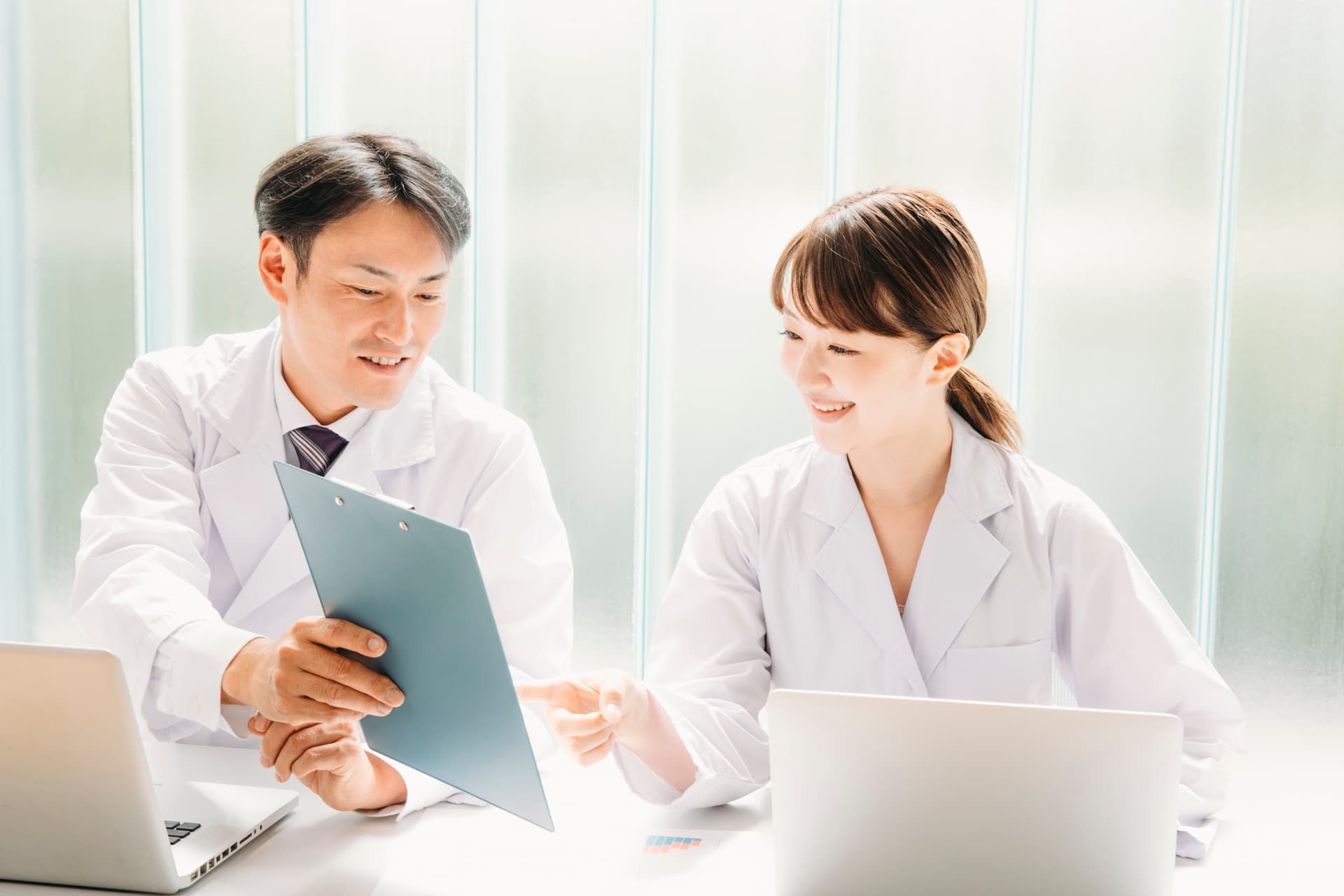 外来診療:医療従事者が協力して診療業務を行う様子